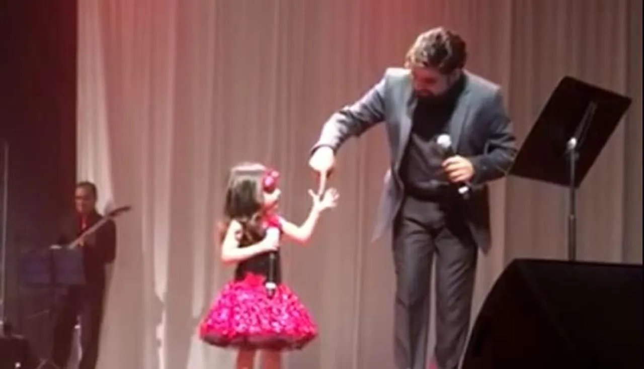 ବାପାଙ୍କୁ ମନା କରି ଏକା ଗୀତ ଗାଇଲା କୁନି ଝିଅ, ଭାଇରାଲ୍‌ ହେଲା ଭିଡ଼ିଓ