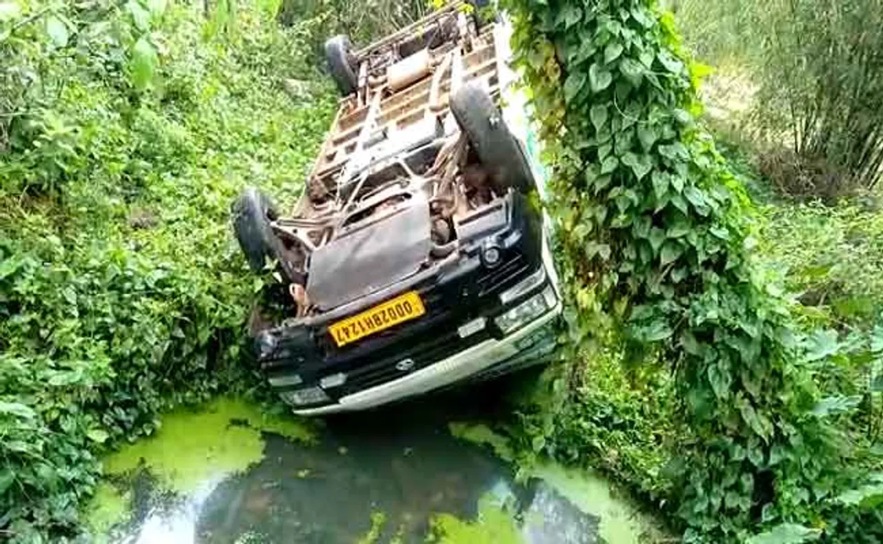 ଓଲଟି ପଡ଼ିଲା ଆମ୍ବୁଲାନ୍ସ