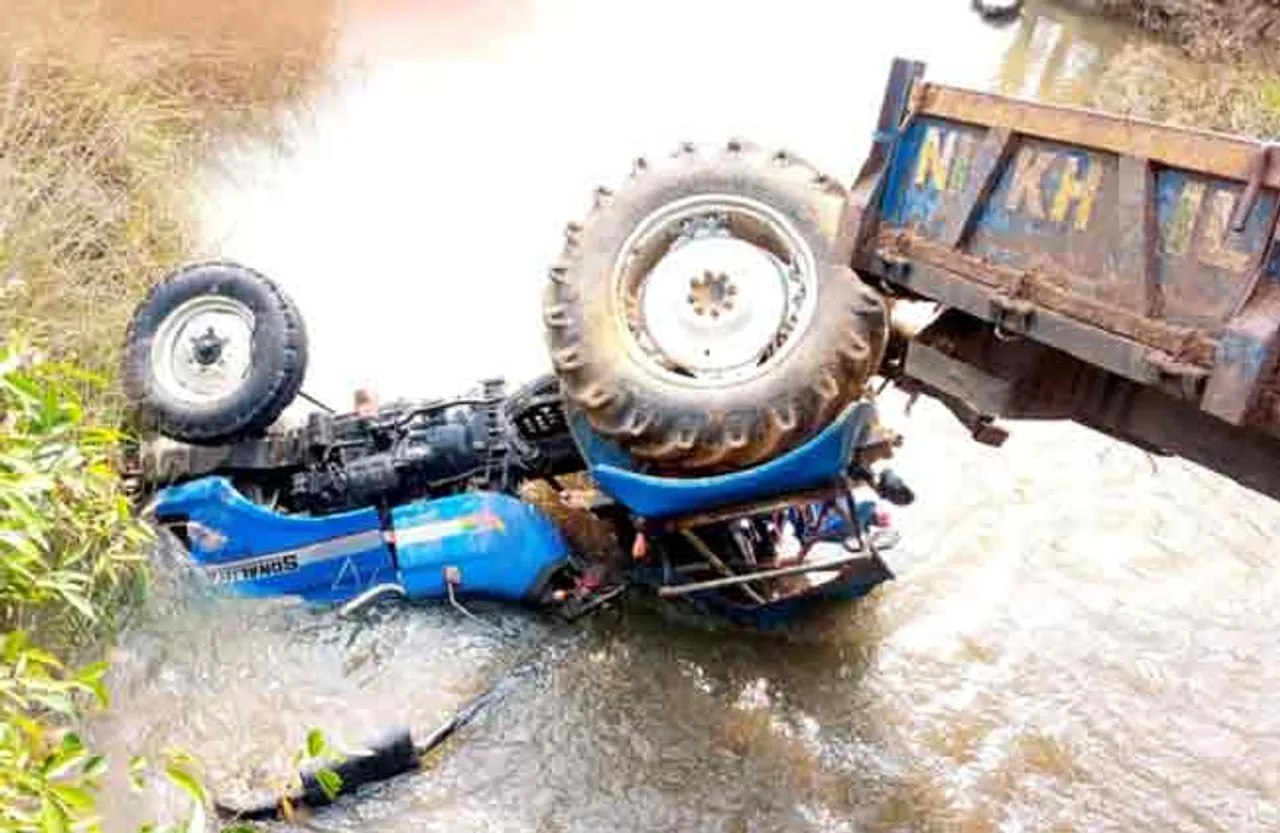 ନାଳ ଭିତରକୁ ପଶିଗଲା ଟ୍ରାକ୍ଟର