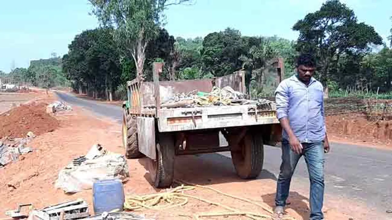 ରାସ୍ତା କଡ଼କୁ ଓଲଟିଲା ଟ୍ରାକ୍ଟର