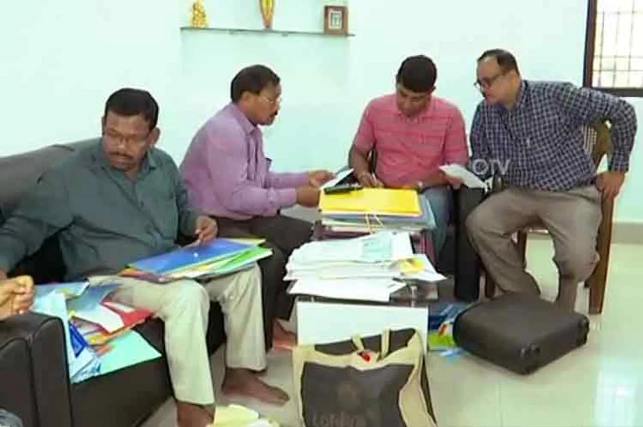  ଭିଜିଲାନ୍ସ ଜାଲରେ ଅଧୀକ୍ଷଣ ଯନ୍ତ୍ରୀ; ୧୨ଟି ସ୍ଥାନରେ ଚଢ଼ଉ