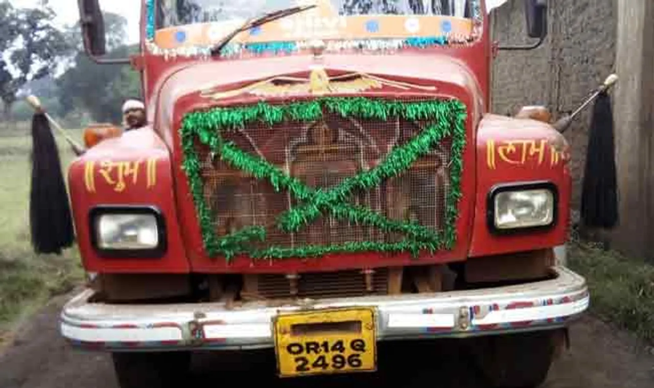 କାମ କରିବାକୁ ଯାଉଥିଲେ; ଚଢ଼ିଗଲା ଡମ୍ପର