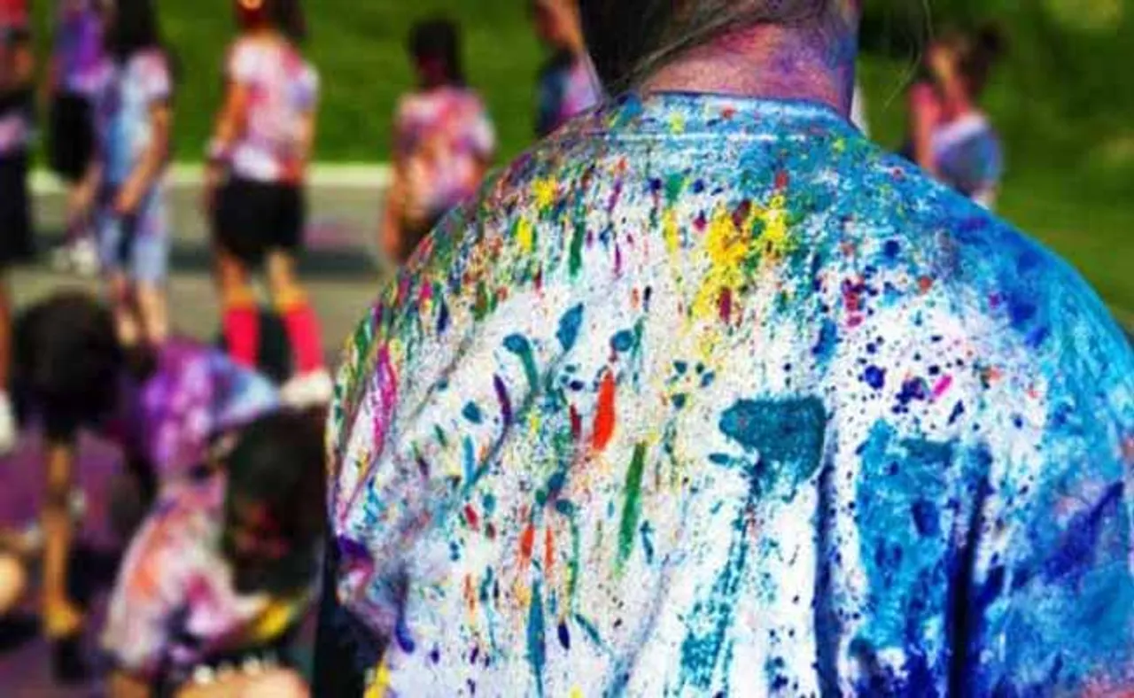 Holi Hacks: ହୋଲିରେ ରଙ୍ଗଭିଜା ପୋଷାକ ସଫା କରିବା ପାଇଁ ଟିପ୍ସ