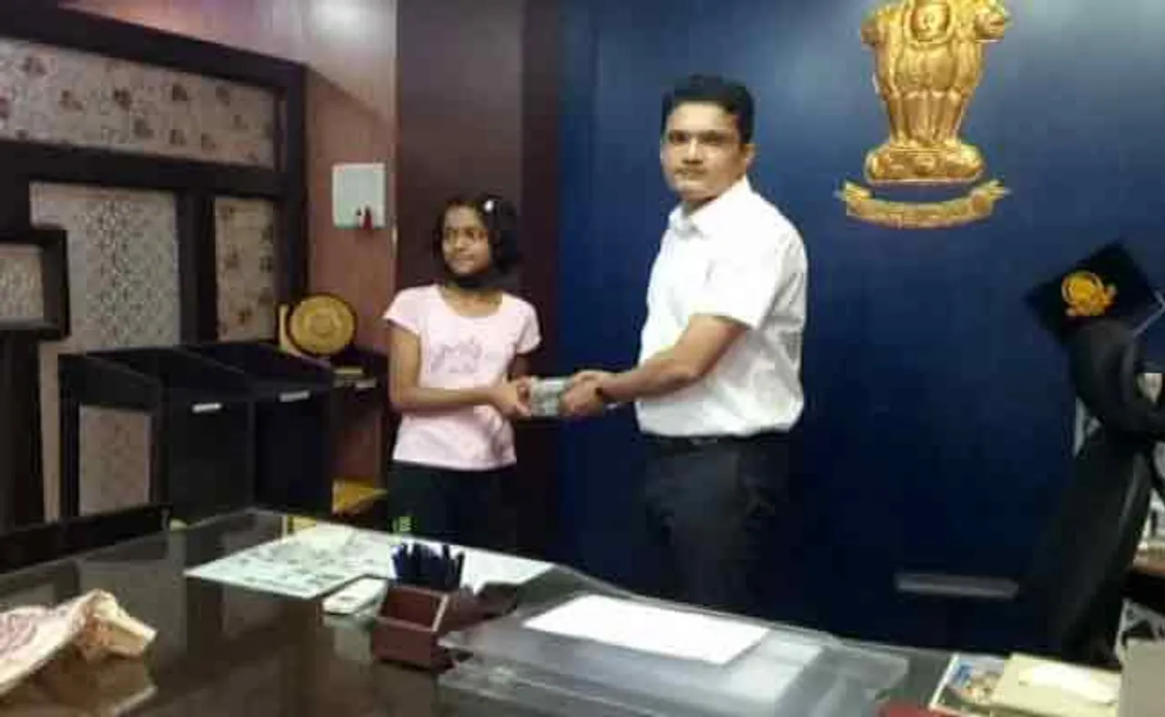 ୪ ବର୍ଷର ସଞ୍ଚୟ ଅର୍ଥକୁ ମୁଖ୍ୟମନ୍ତ୍ରୀଙ୍କ ରିଲିଫ୍‌ ପାଣ୍ଠିକୁ ଦେଲେ ସ୍କୁଲ୍‌ ଛାତ୍ରୀ