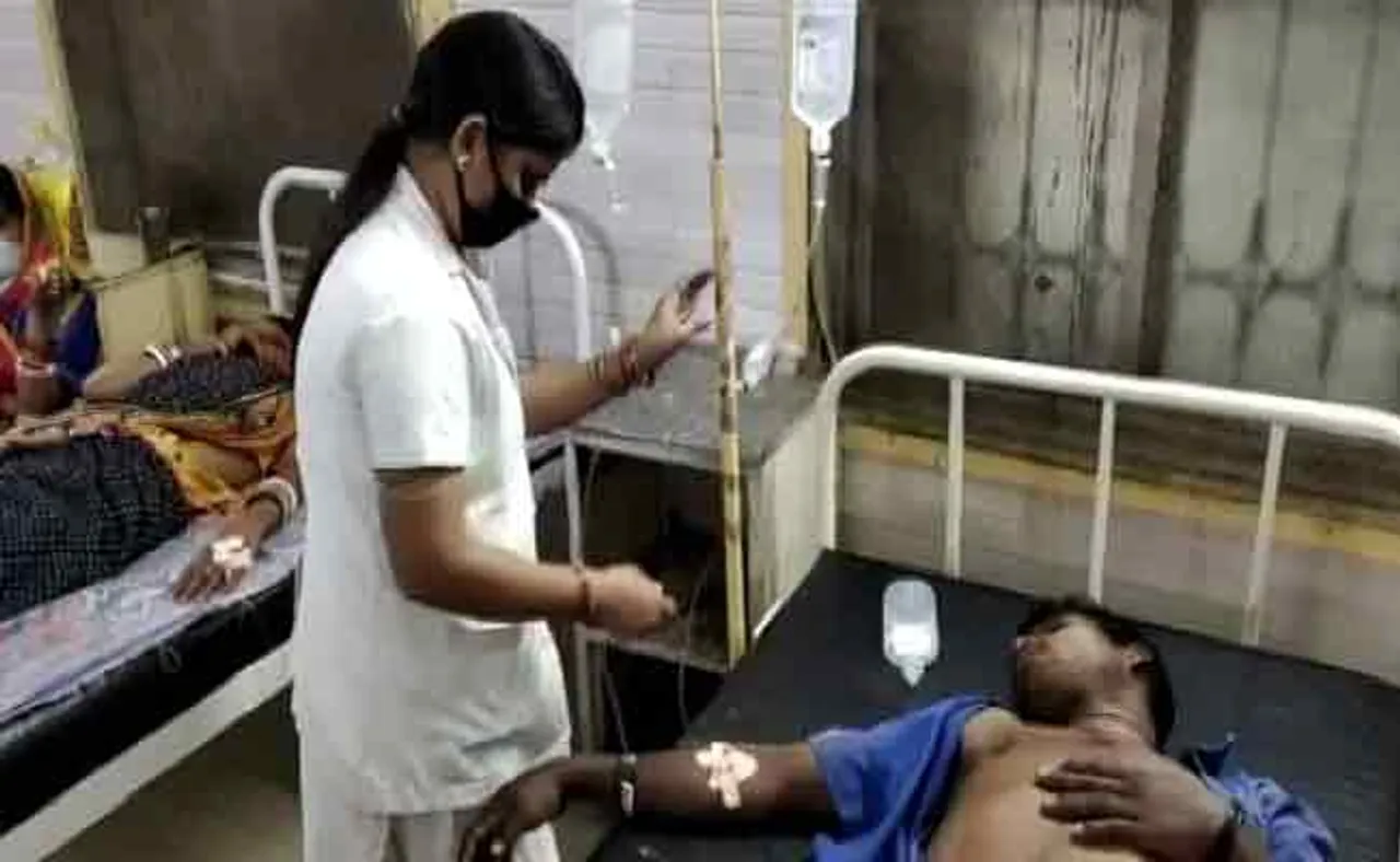 କାମୁଡ଼ି ଦେଇଥିବା ସାପକୁ ଧରି ଡାକ୍ତରଖାନାରେ ପହଞ୍ଚିଲେ ଯୁବକ