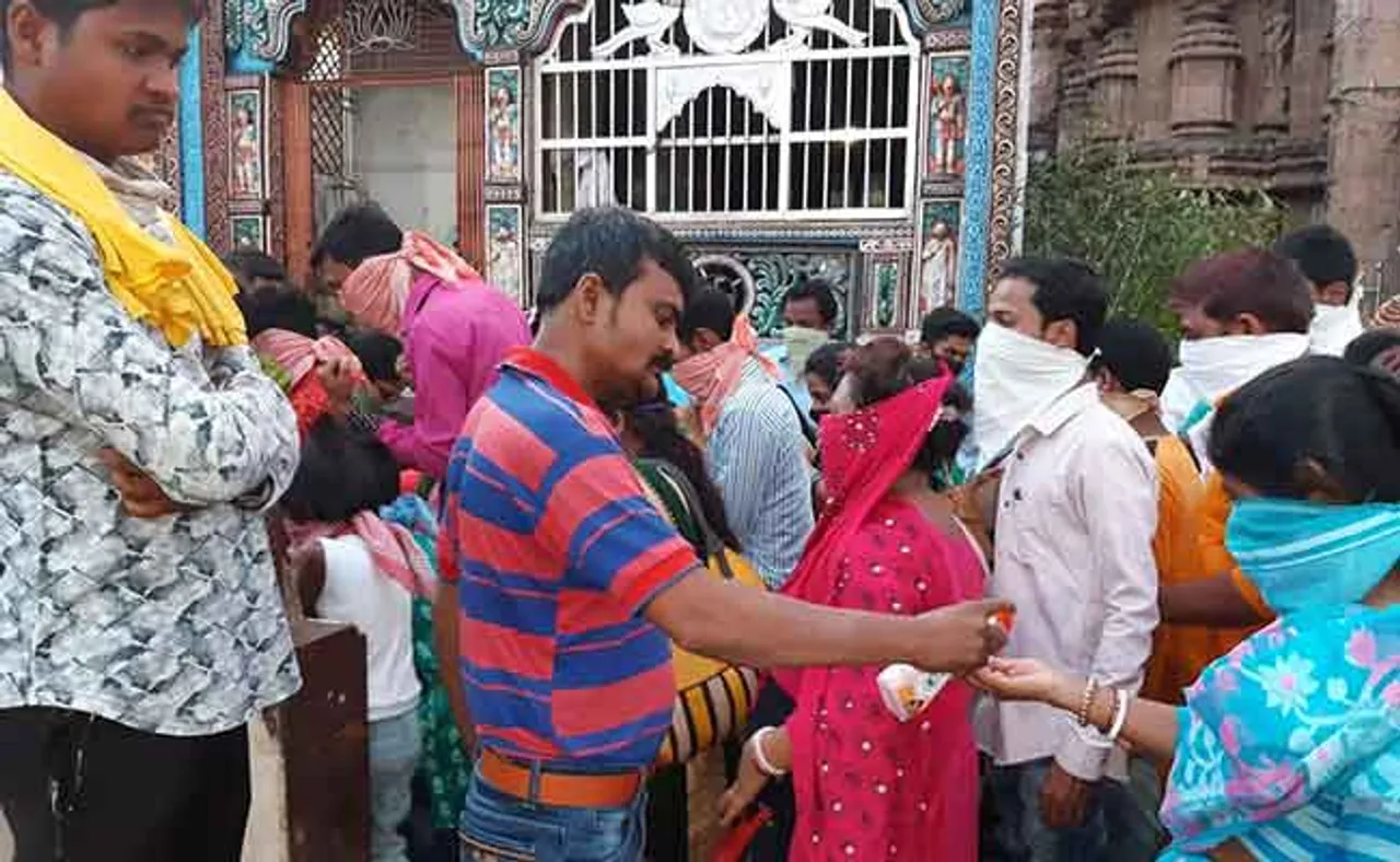 କରୋନା ଭୟ: ମାସ୍କ ପିନ୍ଧିଲେ ସେବାୟତ, ହାତ ଧୋଇଲେ ଭକ୍ତ