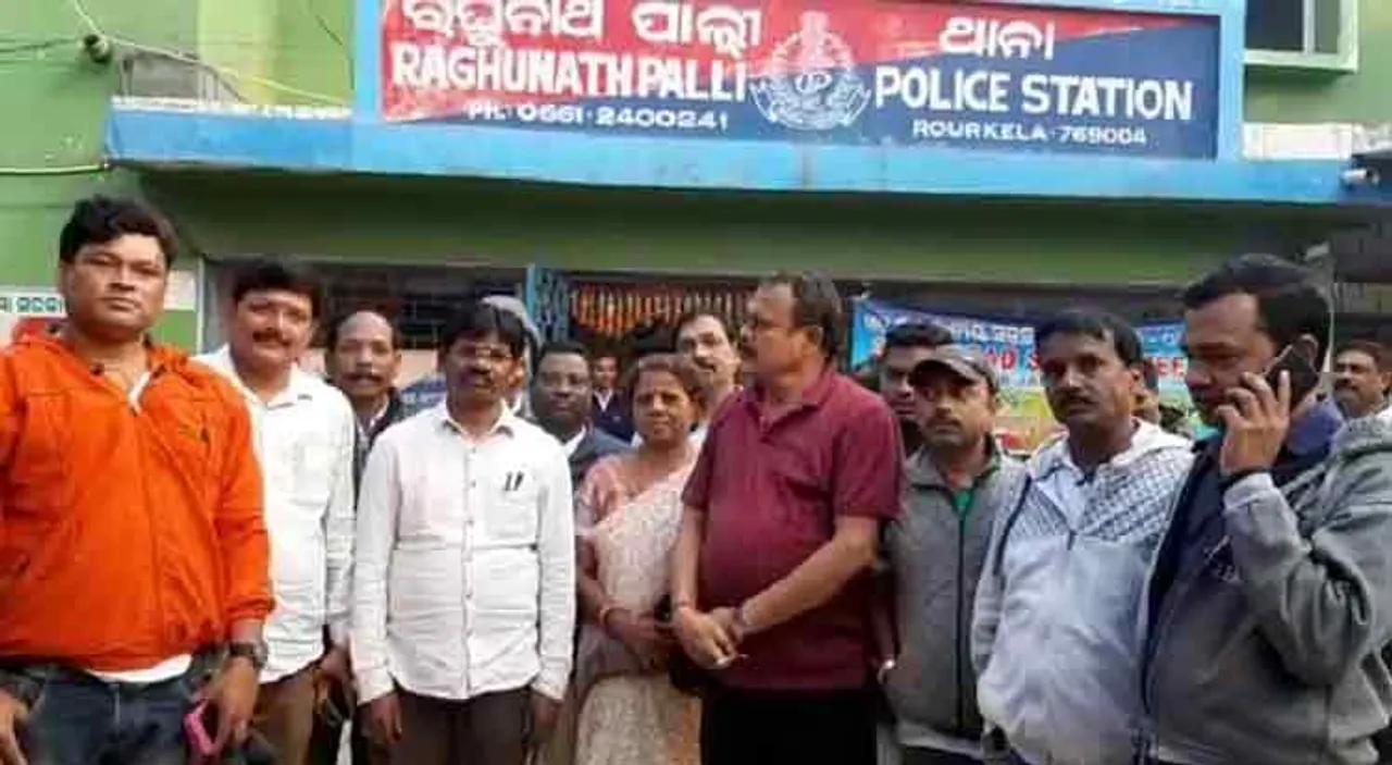 ପୁଅକୁ ପିଟିଲା ପୁଲିସ୍‌, ଧାରଣାରେ ବସିଲେ ବିଧାୟକ