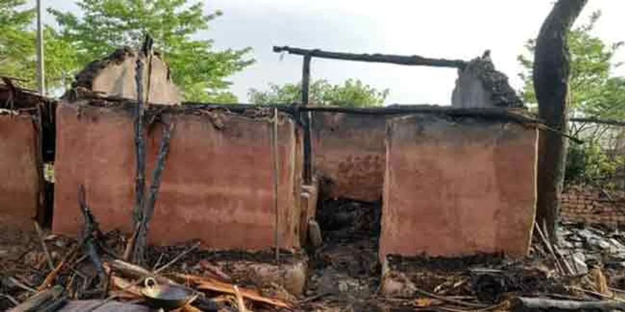 ବଜ୍ରପାତରେ ଜଳିଗଲା ୨ ବଖରା ଘର