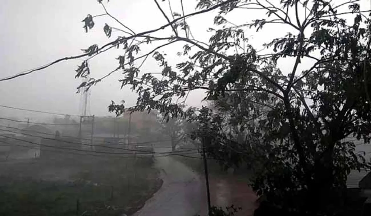 କାଳବୈଶାଖୀ ତାଣ୍ଡବ: ଭାଙ୍ଗିଲା ଗଛ, ଦୋହଲିଲା ବିଦ୍ୟୁତ୍‌ ଖୁଣ୍ଟ