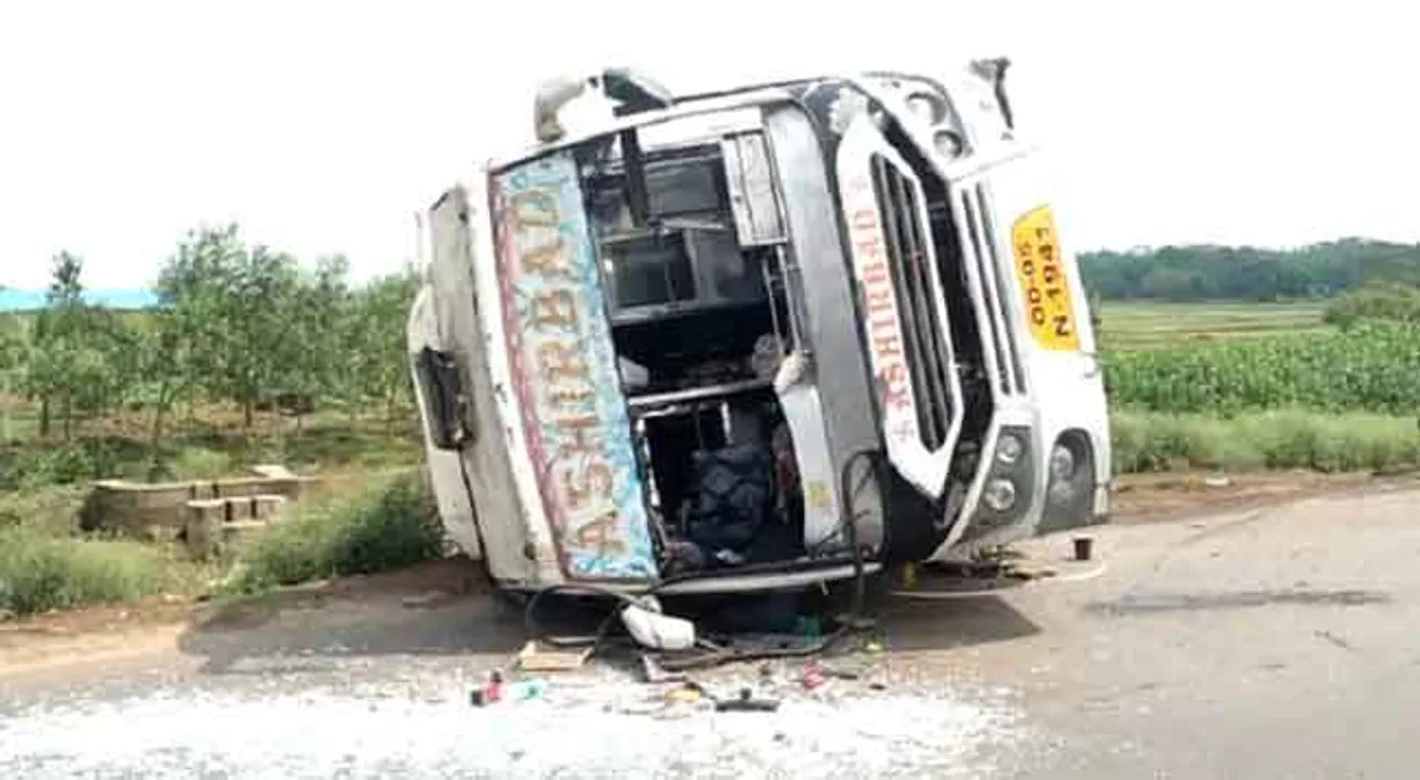 ପ୍ରବାସୀ ଓଡ଼ିଆଙ୍କୁ ଆଣିବାକୁ ଯାଉଥିଲା; ଓଲଟି ପଡ଼ିଲା