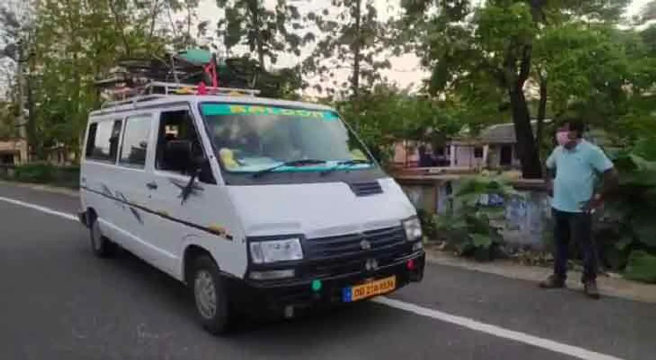 ୧୬ ଶ୍ରମିକଙ୍କୁ ସ୍ୱତନ୍ତ୍ର ଭ୍ୟାନ୍‌‌ରେ ଛତିଶଗଡ଼ ପଠାଇଲା ପ୍ରଶାସନ