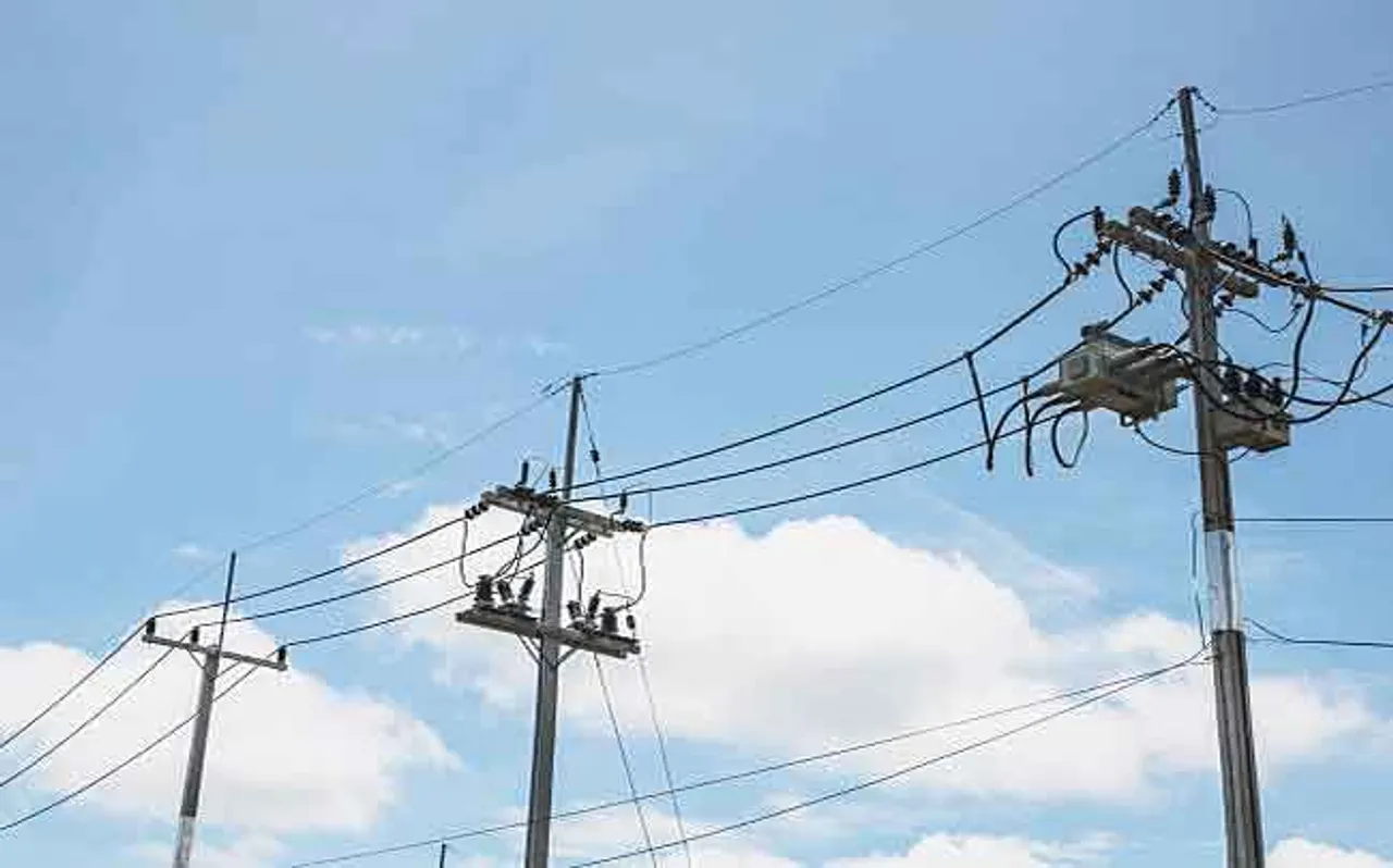 ବିଦ୍ୟୁତ୍‌ ଖୁଣ୍ଟରୁ ପଡ଼ି ଆଖି ବୁଜିଲେ