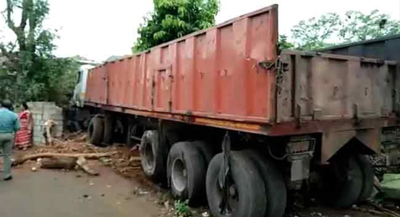 ଘର ଉପରକୁ ମାଡ଼ିଗଲା ଟ୍ରକ୍‌