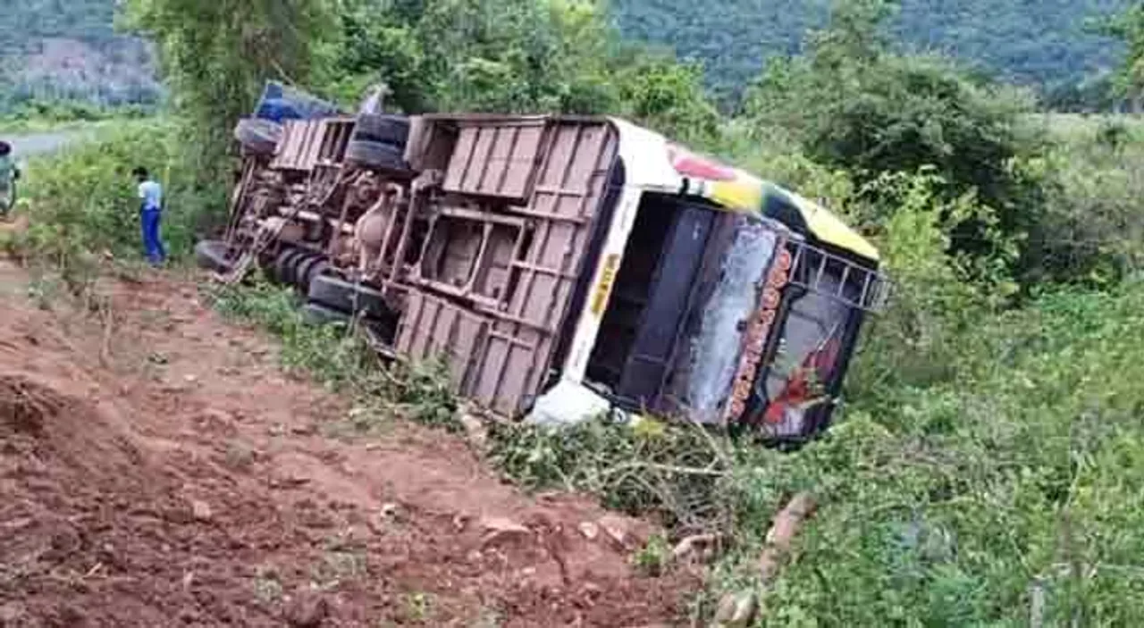 ଭାରସାମ୍ୟ ହରାଇ ଓଲଟିଲା ବସ୍