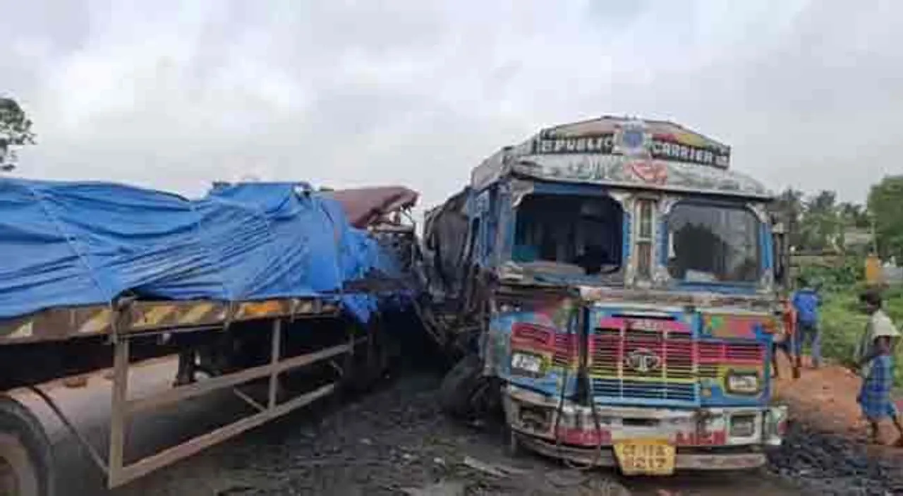 ଟ୍ରେଲର-ଟ୍ରକ ମୁହାଁମୁହିଁ ଧକ୍କା