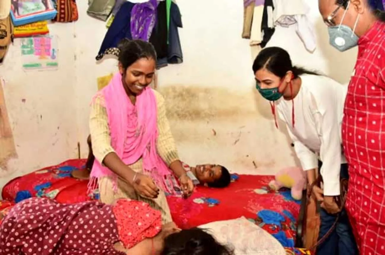 ବୃଦ୍ଧାଶ୍ରମ ଅନ୍ତେବାସୀଙ୍କୁ ଭେଟିଲେ ଅର୍ଚ୍ଚିତା