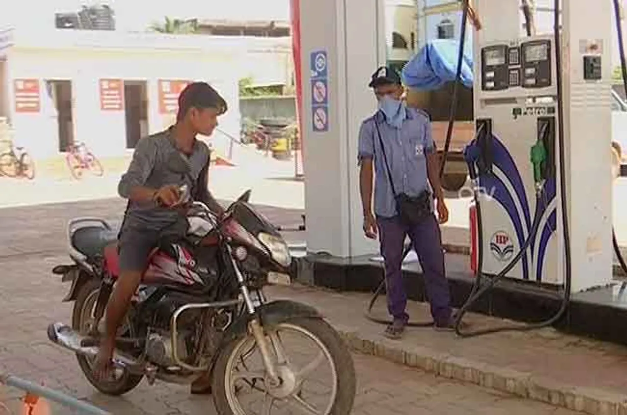 ‘ଗାଡ଼ିରେ ତେଲ ପକାଇବାକୁ କଷ୍ଟ ହେଉଛି’