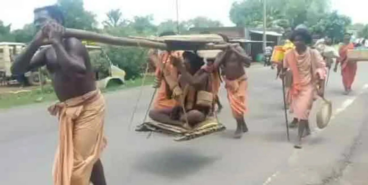 ଗୁରୁ ଭକ୍ତିର ଅନନ୍ୟ ନିଦର୍ଶନ: ଗୁରୁଙ୍କୁ ଭାରରେ ବୋହି ଚାଲିଲେ ୫୪୦ କି.ମି