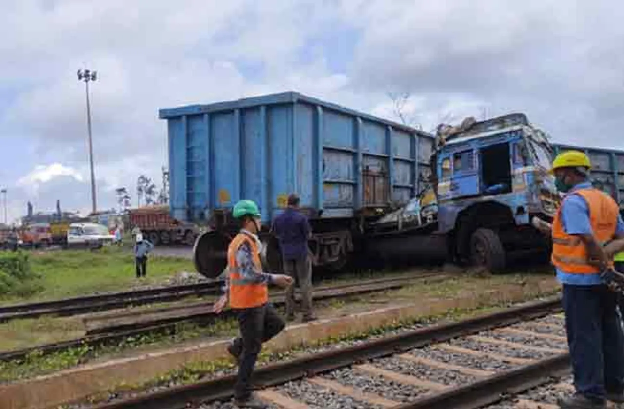 ଟ୍ରକ ଉପରେ ମାଡ଼ିଗଲା ଟ୍ରେନ୍ ୱାଗନ୍