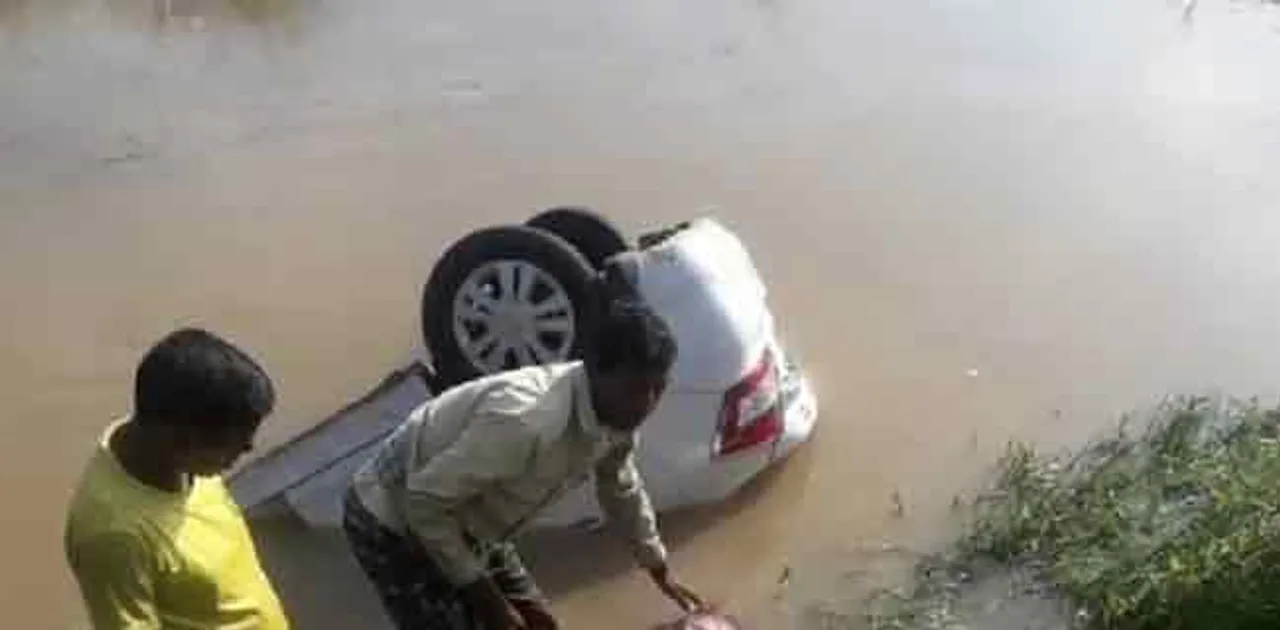 ନାଳରେ ପଡ଼ିଗଲା କାର୍‌