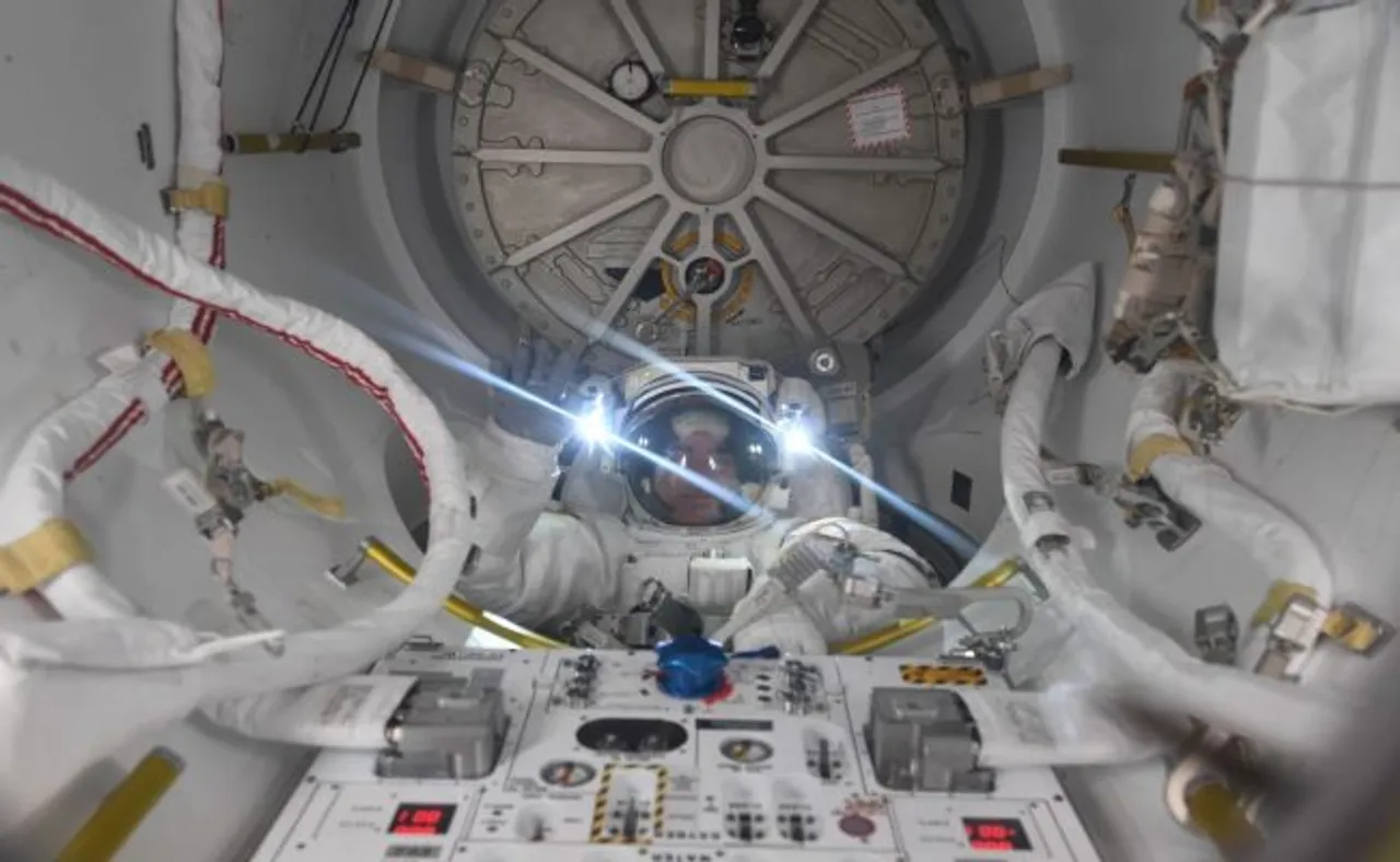 ମହାକାଶରେ ବ୍ୟାଟେରୀ ମରାମତି କଲେ ମହାକାଶଚାରୀ