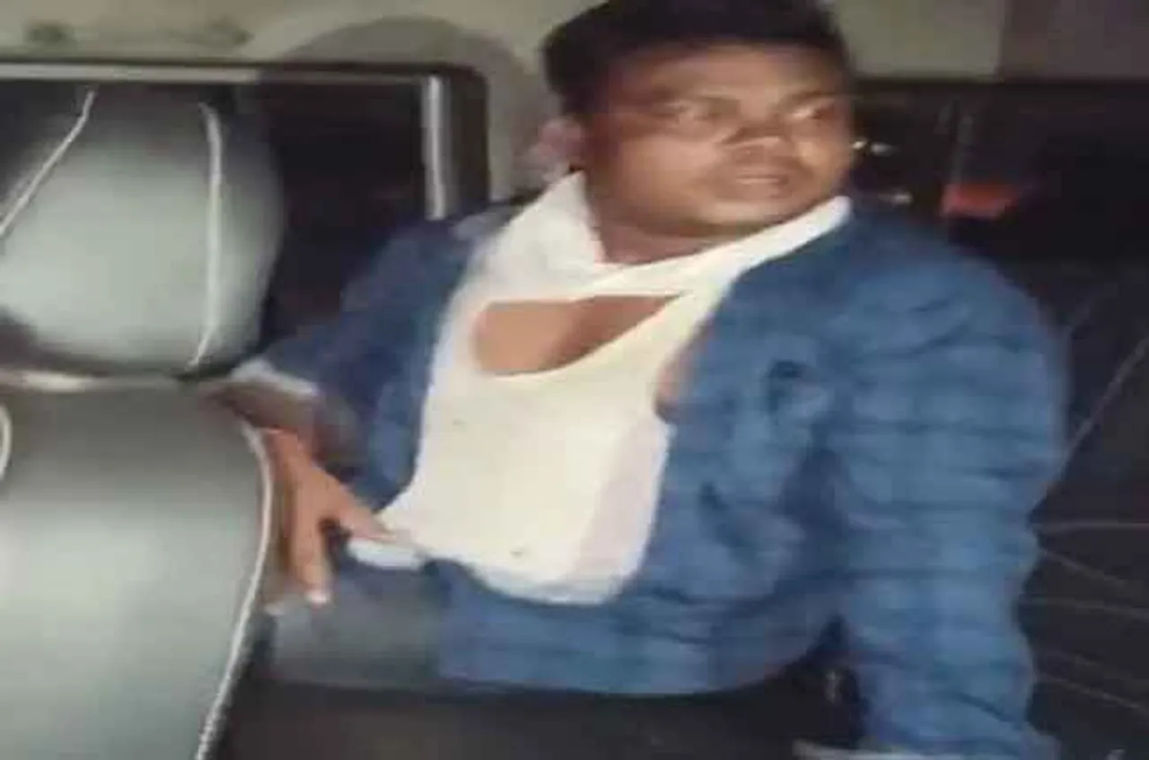 ଗାଡ଼ି ଅଟକାଇ ଟଙ୍କା ମାଗୁଥିଲେ, ଛେଚିଲେ ଲୋକେ