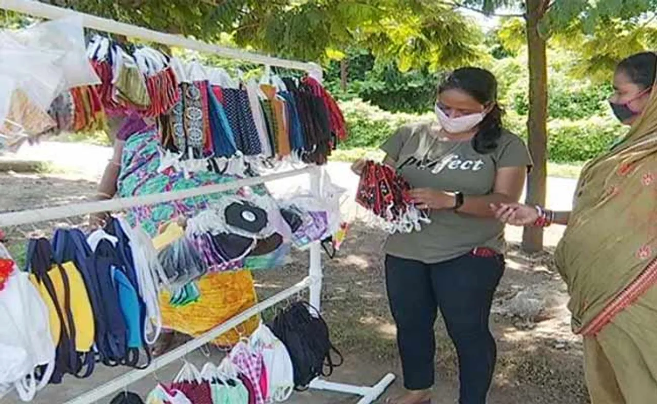 ରାସ୍ତାକଡ଼ରେ ମାସ୍କ ବିକୁଛନ୍ତି ଇଞ୍ଜିନିୟରିଂ ଛାତ୍ରୀ