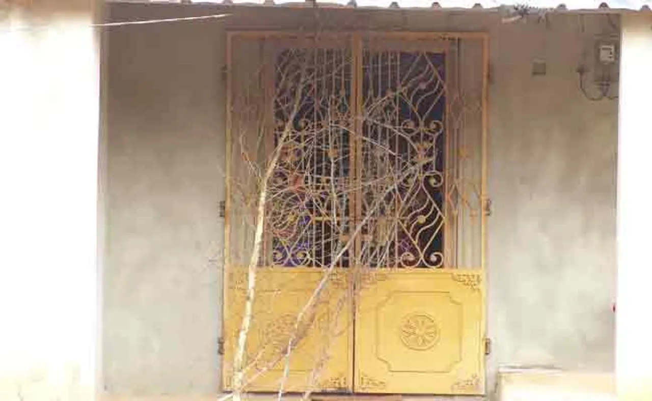 ଘର ଆଗରେ ଥୋଇଲେ କଣ୍ଟା, ନିଆଁପାଣି ବି ବାସନ୍ଦ କଲେ