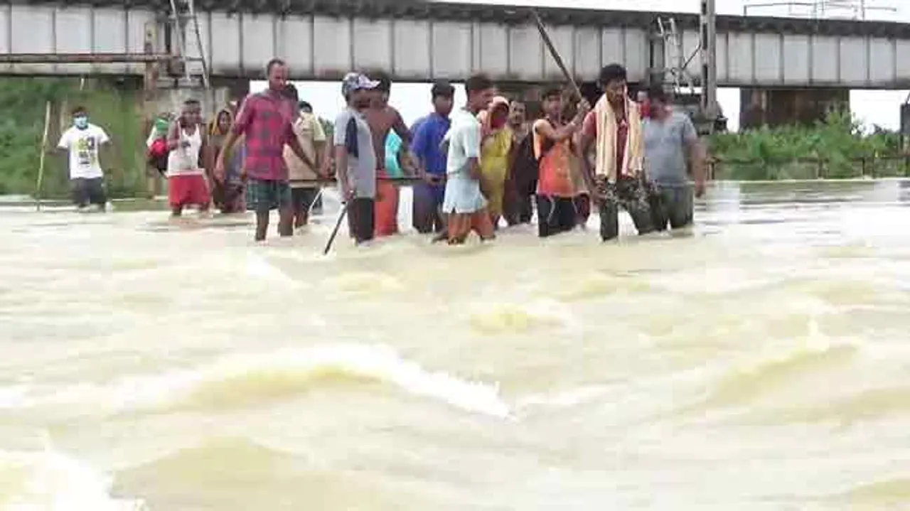 ଆସି ପାରିଲାନି ଆମ୍ବୁଲାନ୍ସ, ପ୍ରସୂତିଙ୍କୁ ୩ କିମି ପାଣି ସୁଅରେ ପାର କଲେ ଲୋକେ