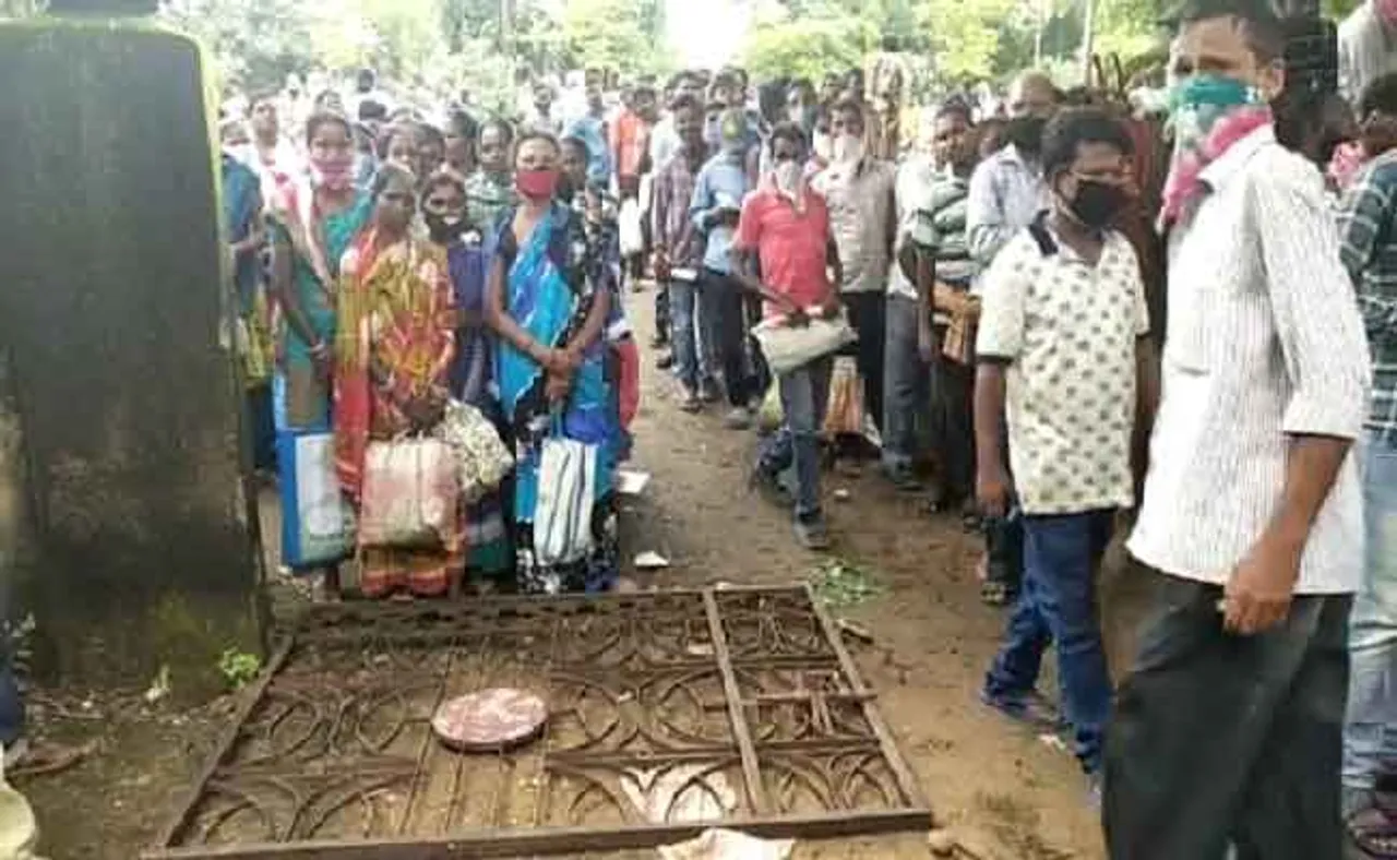 ସାର ପାଇଁ ଲ୍ୟାମ୍ପ ଗେଟ୍ ଭାଙ୍ଗି ଧସେଇ ପଶିଲେ ଚାଷୀ