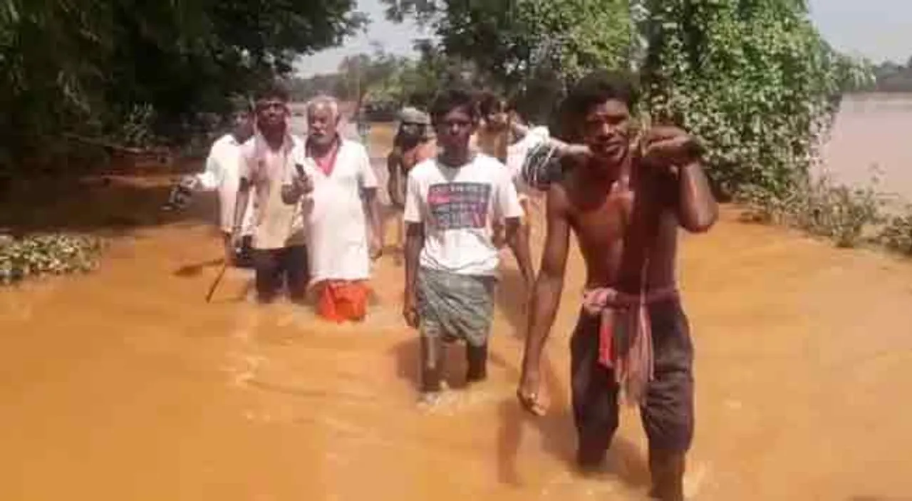 ମାନବିକତା ଦେଖାଇଲେ; ବନ୍ୟା ପାଣିରେ କାନ୍ଧରେ ବୋହିଲେ ମୃତଦେହ