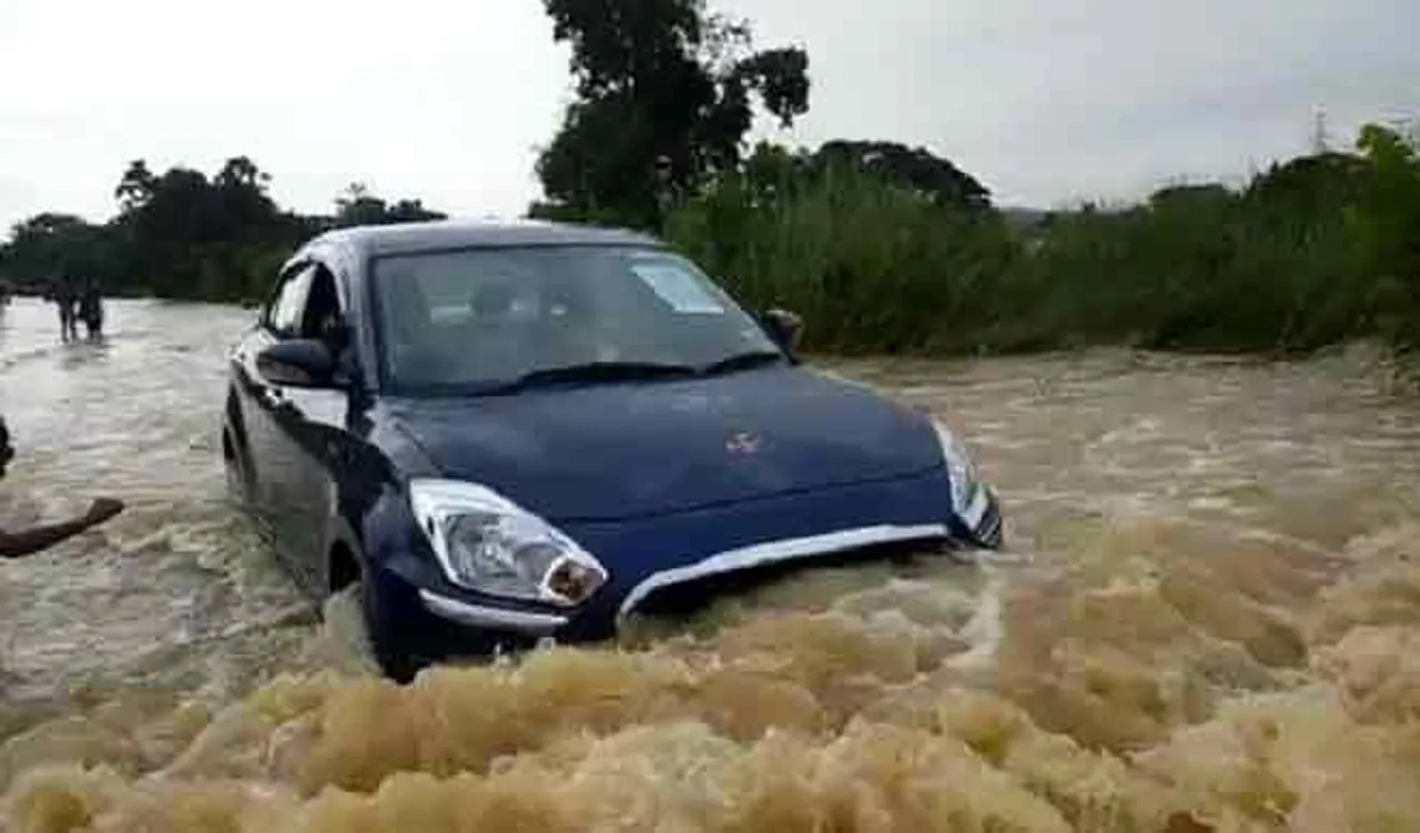 ରାସ୍ତା ଉପରେ ଲହଡ଼ି ମାରୁଛି ୩ ଫୁଟର ପାଣି