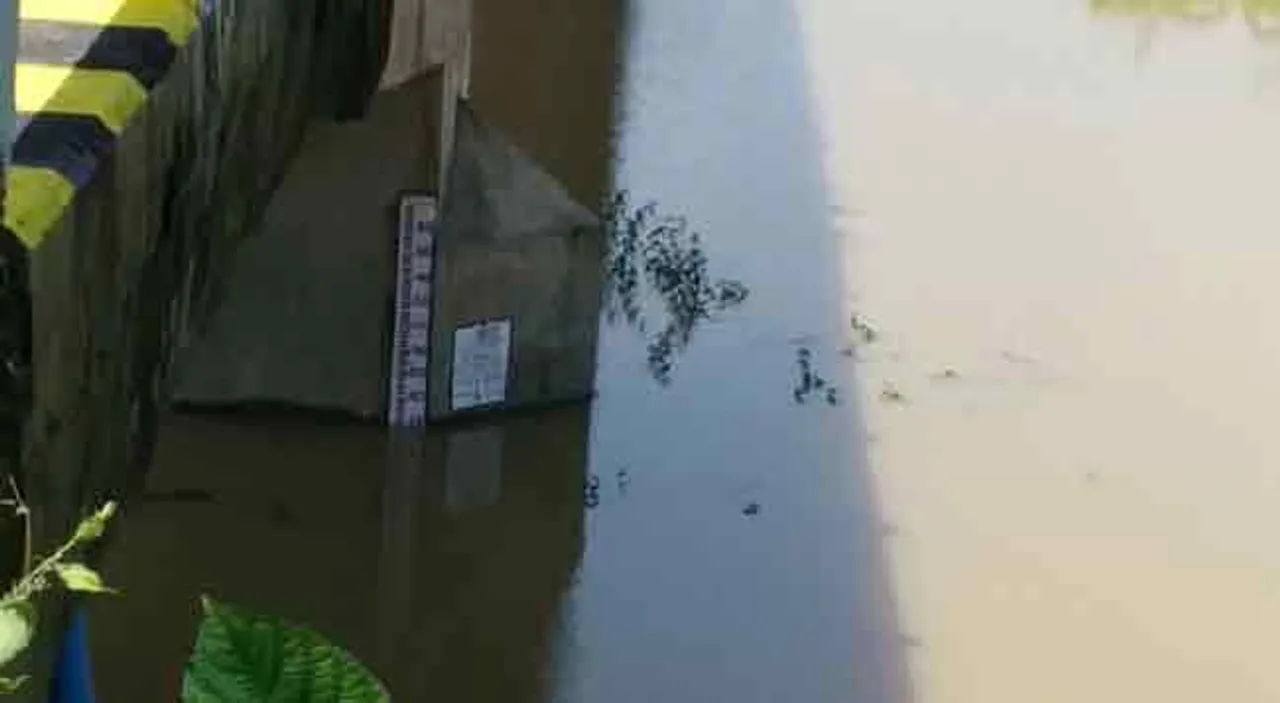 ଦଳେଇ ଘାଇରେ ବିପଦ ସଂକେତ ଟପିଲା ଦେବୀ ନଦୀ