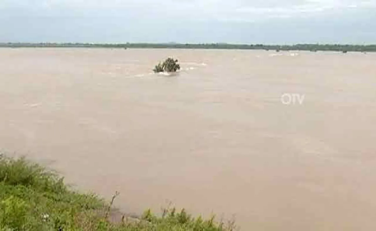 Flood in Odisha: ଫୁଲୁଛି ମହାନଦୀ, ଆସୁଛି ବଡ଼ ବନ୍ୟା
