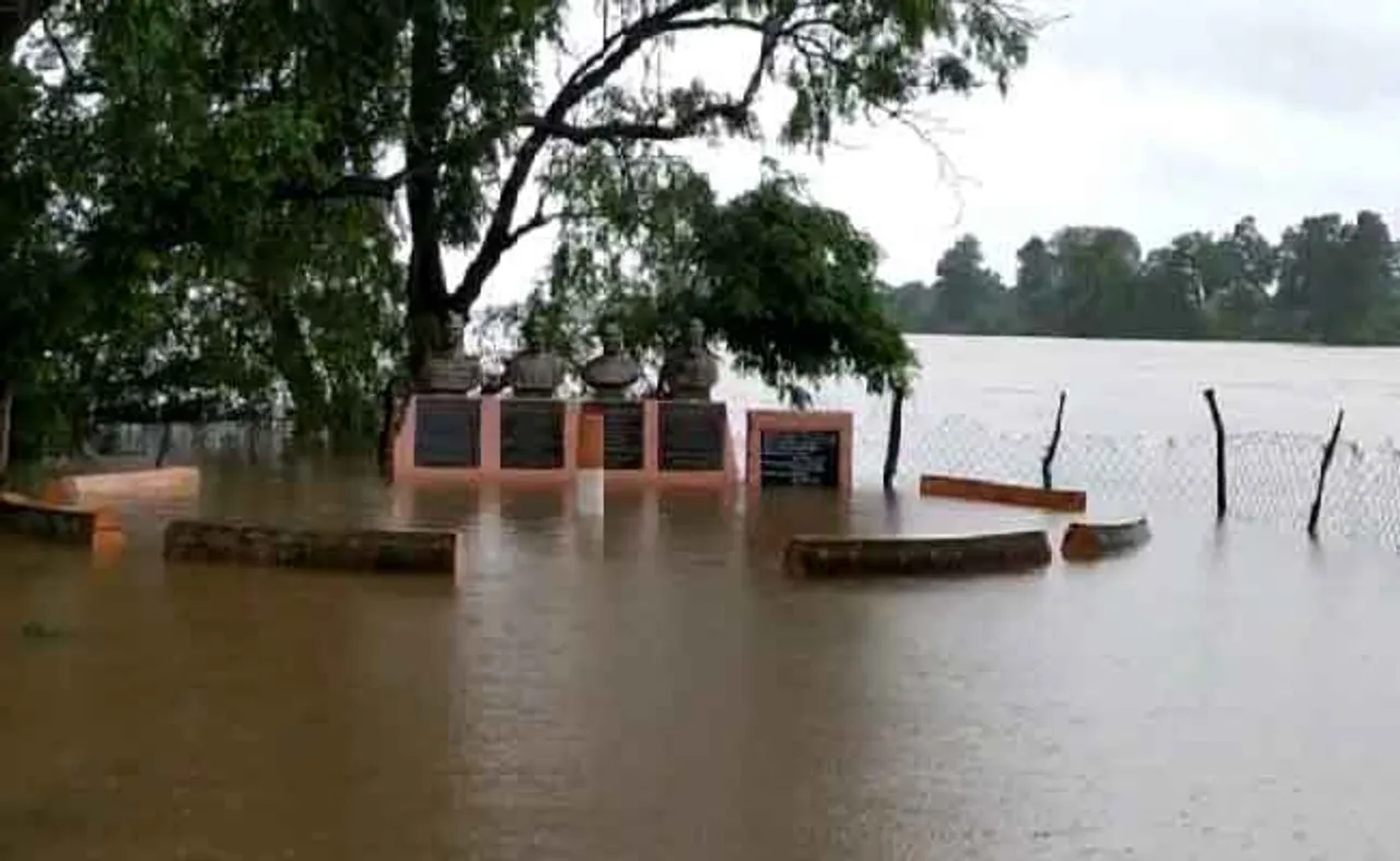 ୫ ଦିନ ହେଲା ଚାଲିଛି ବର୍ଷା: ବିଭିନ୍ନ ଅଞ୍ଚଳକୁ ଯୋଗାଯୋଗ ବିଚ୍ଛିନ୍ନ