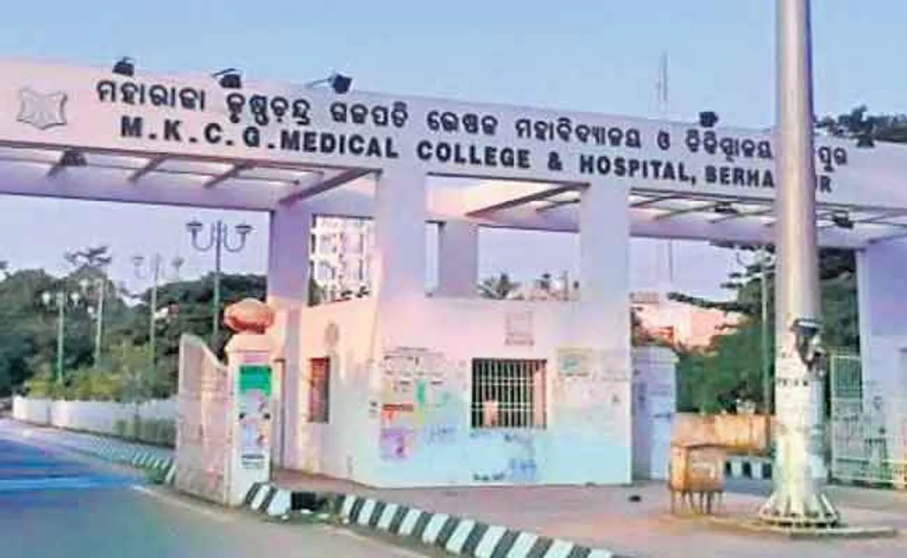 ମିଳିଲାନି ବେଡ, ଚଟାଣରେ ବସାଇ କରୋନା ସନ୍ଦିଗ୍ଧଙ୍କୁ ଦିଆଗଲା ଅକ୍ସିଜେନ୍