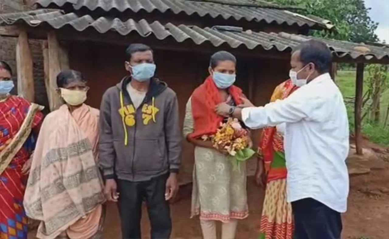 ଟପ୍ପର ମିନାକ୍ଷୀ ମଲିକଙ୍କୁ ମିଳିଲା ୧ ଲକ୍ଷ ୧୦ ହଜାର ଟଙ୍କା ଆର୍ଥିକ ସହାୟତା