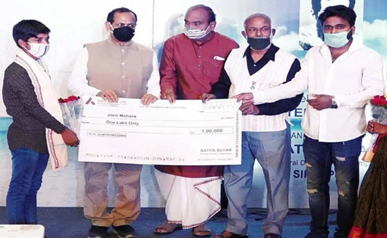 ମ୍ୟାଟ୍ରିକ୍ ଟପ୍ପରଙ୍କୁ ୧ ଲକ୍ଷ ଟଙ୍କାର ବୃତ୍ତି ଦେଲେ ଏନଆରଆଇ