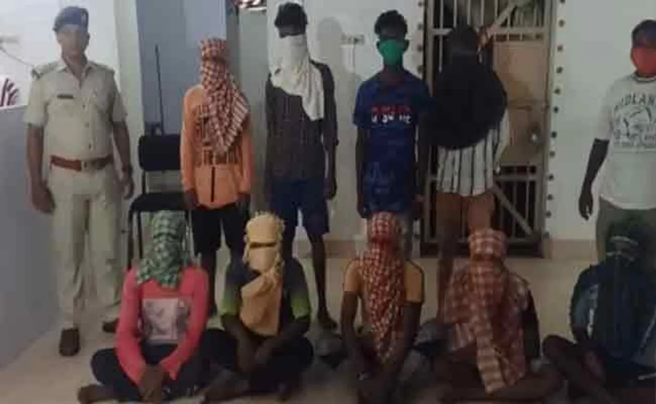 ସିଆରପିଏଫ ଯବାନ ପୋଷାକ ପିନ୍ଧି ଲୁଟୁଥିଲେ, ୯ ଜଣ ବନ୍ଧା ହେଲେ