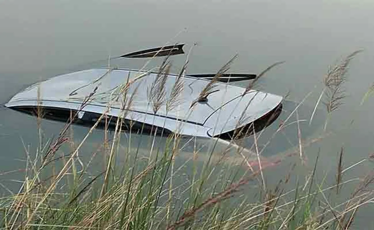 ବନ୍ୟା ପାଣିରେ ପଶିଗଲା କାର୍‌, ଆଖି ବୁଜିଲେ ବିଜେଡି ନେତା