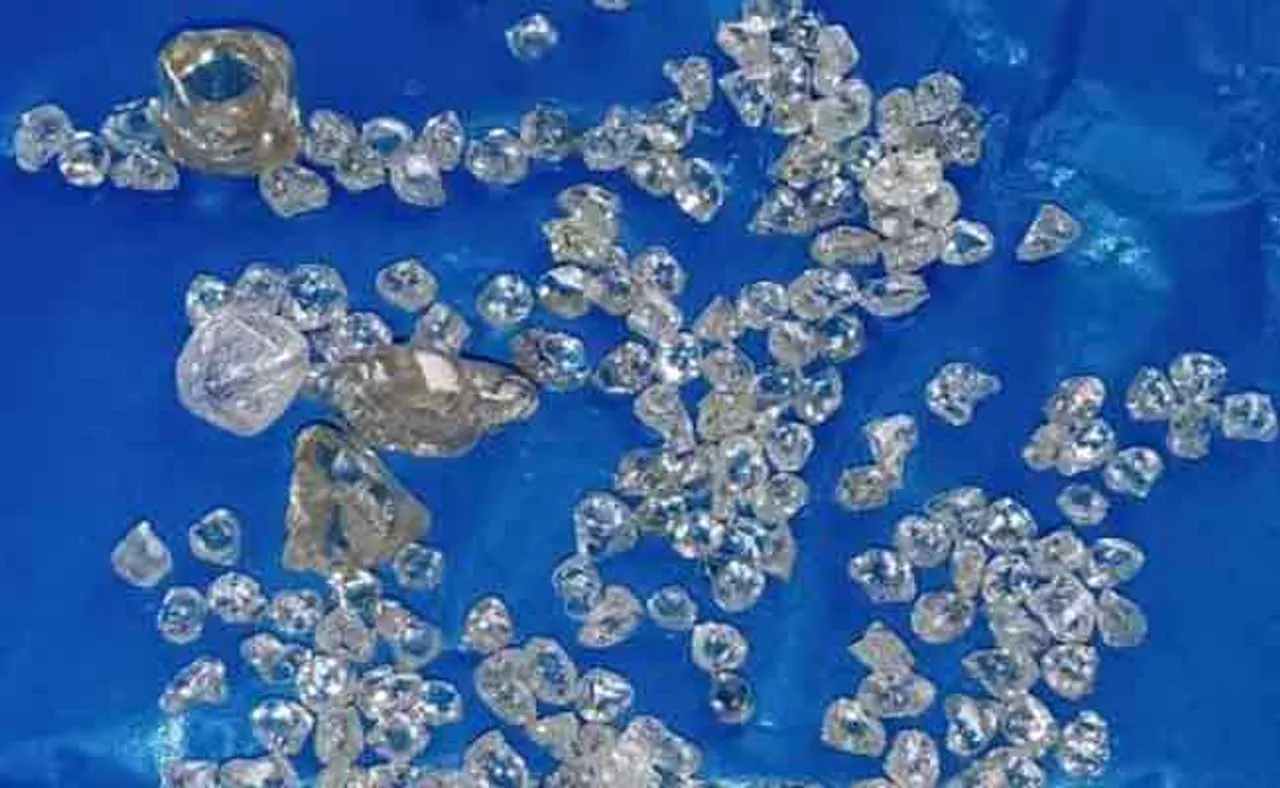 ବାଇକ୍‌ରେ ନେଇ ଯାଉଥିଲେ ୧୭୧ ଖଣ୍ତ ହୀରା, ଧରା ପଡ଼ିଗଲେ