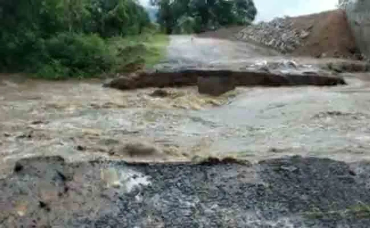 ଲଗାଣ ବର୍ଷା ଯୋଗୁ ଧସିଲା ପାହାଡ଼,୧୫ଟି ଗାଁ ବିଚ୍ଛିନ୍ନ