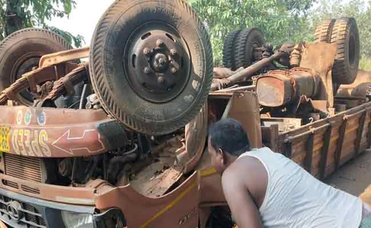 ଟ୍ରକ୍‌ ତଳେ ଚାପିଗଲେ ହେଲପର, ଶ୍ରମିକ