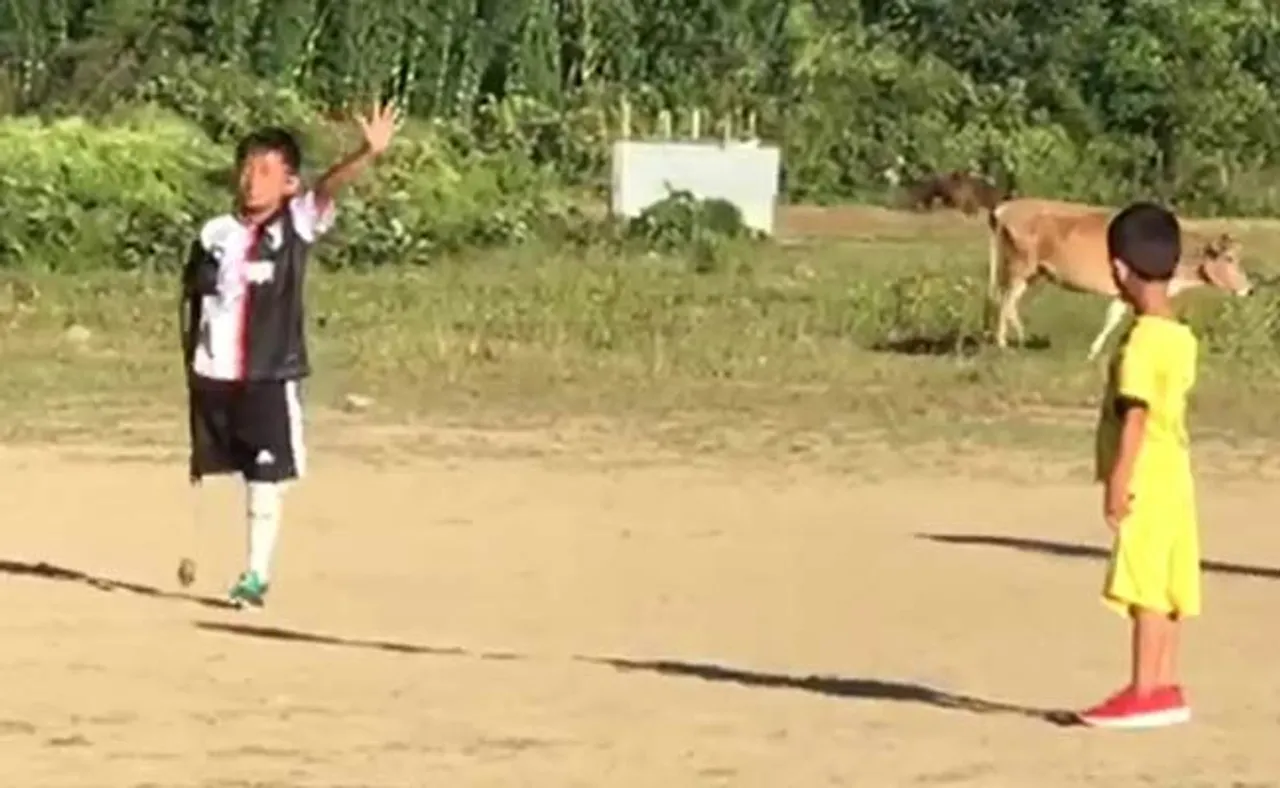 ଗୋଟିଏ ଗୋଡ଼ ନାହିଁ, ତଥାପି ଖେଳୁଛି ଫୁଟବଲ