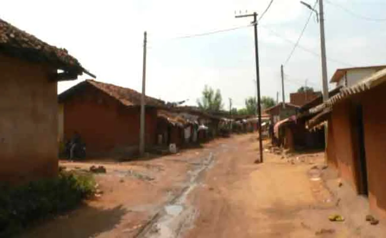 ରାସ୍ତା ପାଇଁ ନିଜ ଘର ଭାଙ୍ଗିଲେ ଗ୍ରାମବାସୀ,  ତଥାପି ଶୁଣୁନାହାନ୍ତି ଅଧିକାରୀ