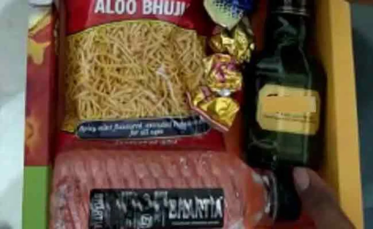 ବିବାହ ନିମନ୍ତ୍ରଣ କାର୍ଡ ସହ ମଦ ଓ ଚାଖଣା, ଭିଡିଓ ଭାଇରାଲ