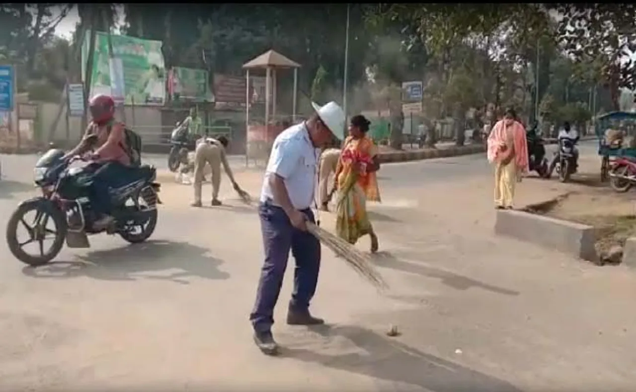 ତୁମ ପାଇଁ ଆମେ ଅଛୁ: ଝାଡ଼ୁ ମାରିଲେ ଟ୍ରାଫିକ୍‌ କନଷ୍ଟେବଳ