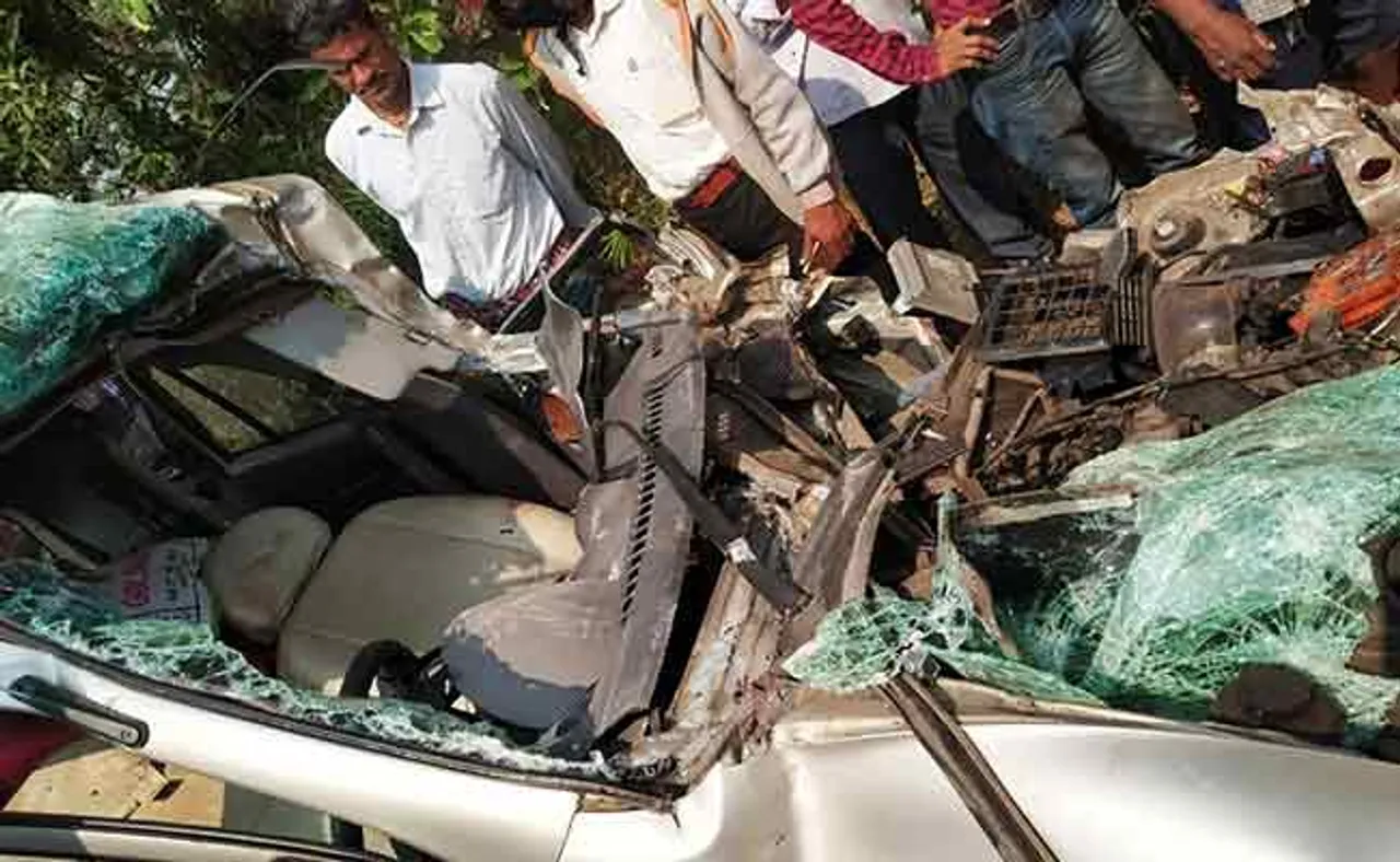 ଟ୍ରକ୍‌ ପଛରେ ପିଟି ହେଲା କାର୍‌: ସ୍ୱାମୀଙ୍କ ମୃତ୍ୟୁ, ସ୍ତ୍ରୀ ଗୁରୁତର