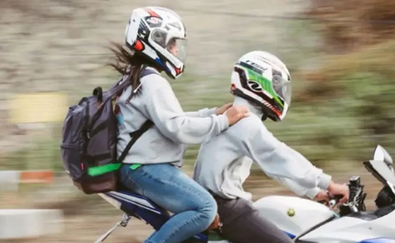 ହେଲମେଟ୍ ନେଇ ସତର୍କ କରାଇଲା ଟ୍ରାଫିକ ପୁଲିସ