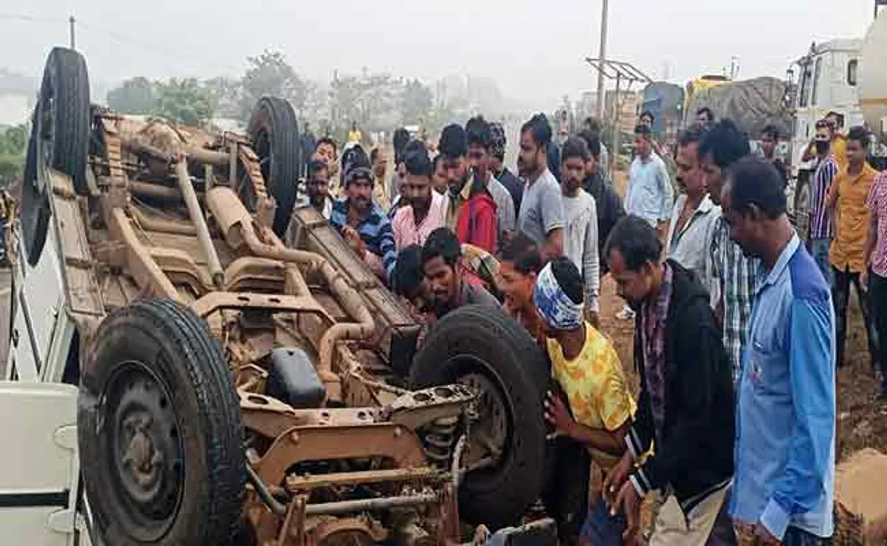 ସାଇକେଲ ଚାଳକକୁ ବଞ୍ଚାଇବାକୁ ଯାଇ ଓଲଟିଲା ପୁଲିସ୍‌ ଭ୍ୟାନ୍‌